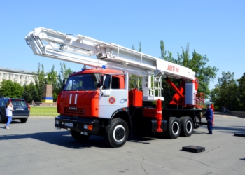 «Не стоит экономить на безопасности» – власти Николаева передали спасателям подъемник, на который горсовет выделил 3,3 млн. грн