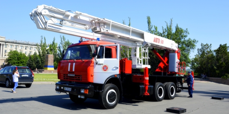 «Не стоит экономить на безопасности» – власти Николаева передали спасателям подъемник, на который горсовет выделил 3,3 млн. грн