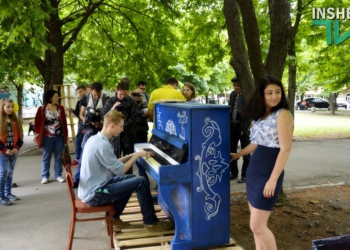 Не все пианино после смерти попадают в рай: в николаевском Каштановом сквере появилось расстроенное «свободное пианино»