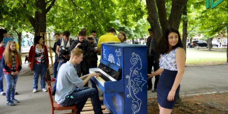 Не все пианино после смерти попадают в рай: в николаевском Каштановом сквере появилось расстроенное «свободное пианино»