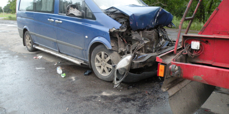 Ночное ДТП. Возле Баштанки микроавтобус врезался в цистерну. Пострадали 5 пассажиров