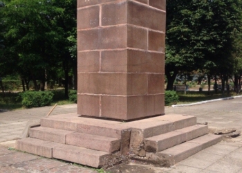 В Очакове аккуратно демонтировали Ленина