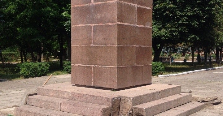 В Очакове аккуратно демонтировали Ленина