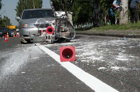 В Николаеве сотрудник милиции на автомобиле «Toyota» сбил двух рабочих, наносящих разметку