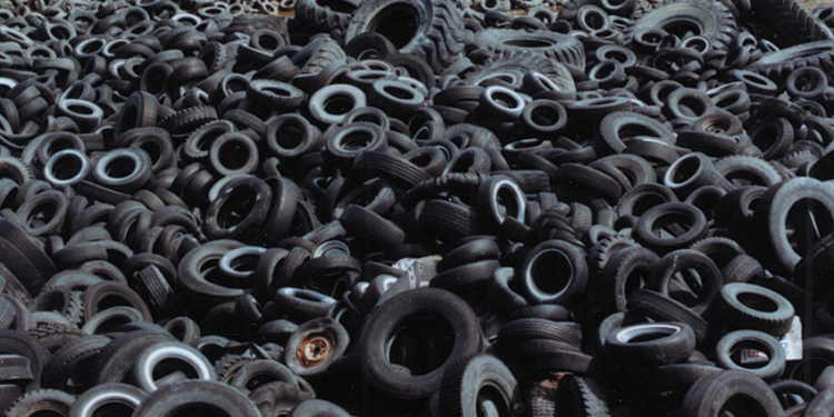 Во Львове активисты стягивают шины к зданию налоговой: протестуют против нового руководителя