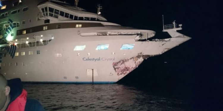 В проливе Дарданеллы столкнулись круизный лайнер и танкер