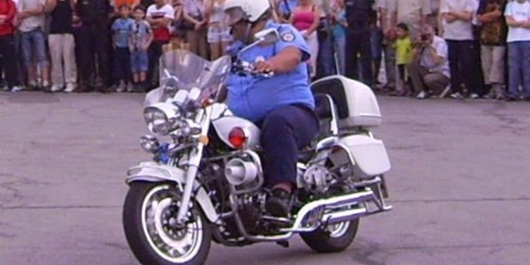 В Сумской области милиционер на мотоцикле сбил девушку на пешеходном переходе