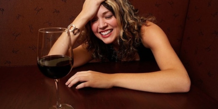 В Николаевском баре двое мужчин подрались из-за пьяной женщины: один попал в больницу, второй в милицию