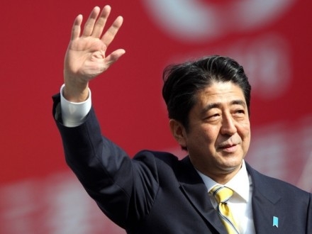 Премьер-министр Японии впервые в истории посетит Украину
