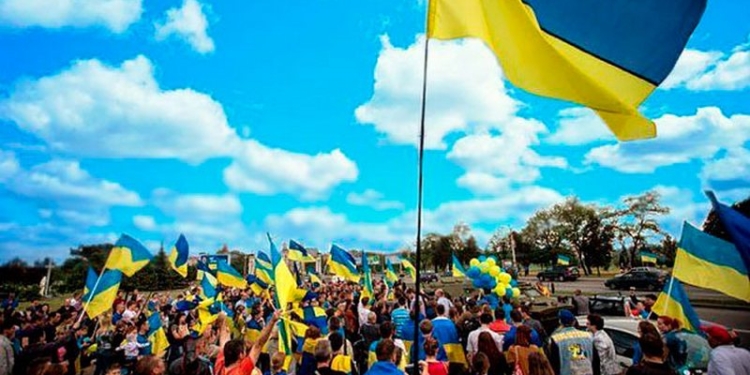 Миколаївців запрошують разом відзначити День молоді та День Конституції України!