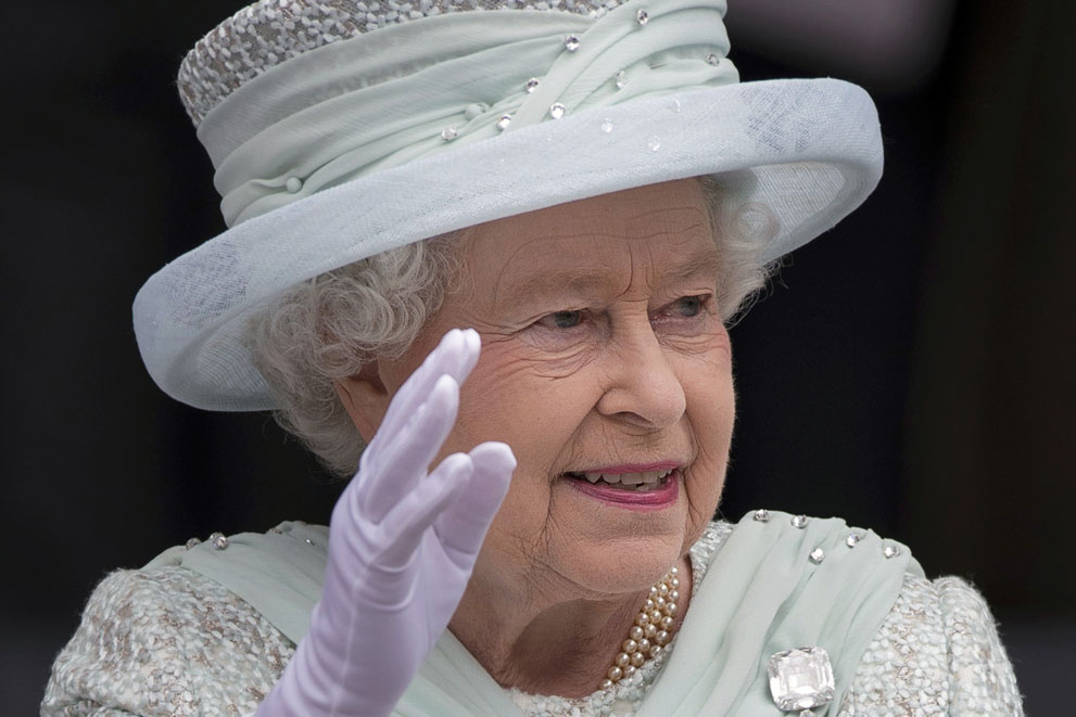 Королева Великобритании начала производство джина 1
