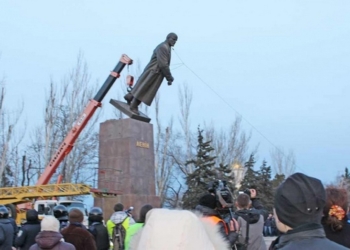 Если Ленины падают, значит, это кому-нибудь нужно
