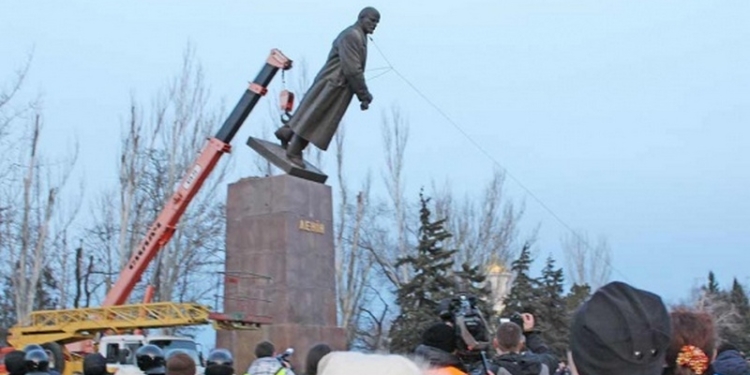 Если Ленины падают, значит, это кому-нибудь нужно