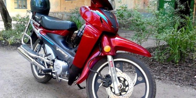 Мало того, что в розыске, так еще и под кайфом: в Вознесенске задержали водителя мотоцикла