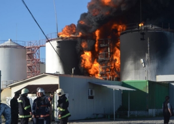 Яценюк приказал готовить иск на 50 миллионов против «БРСМ-Нафта» – в такую сумму оценили тушение пожара на нефтебазе под Киевом