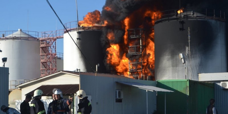 Яценюк приказал готовить иск на 50 миллионов против «БРСМ-Нафта» – в такую сумму оценили тушение пожара на нефтебазе под Киевом