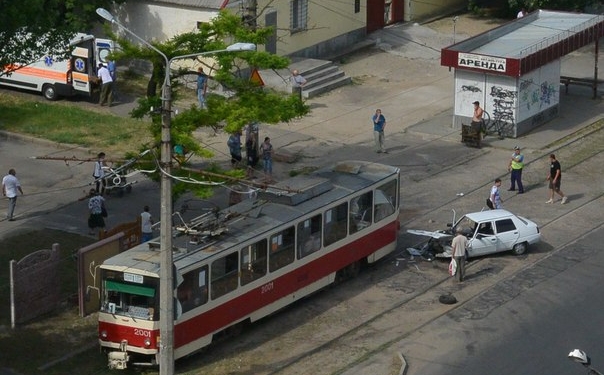 В Николаеве “Таврия” врезалась в трамвай