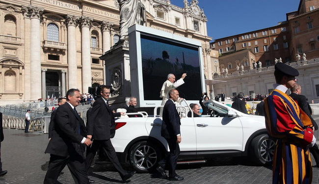 Папа Римский пересел на новый «папамобиль» – без пуленепробиваемого “колпака”