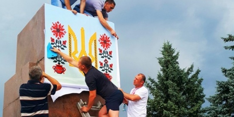 Пример заразителен: постамент от памятника Ленину в Снигиревке стал патриотичным