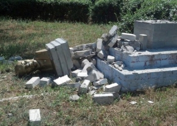 На Николаевщине повалили очередной бюст Ленина
