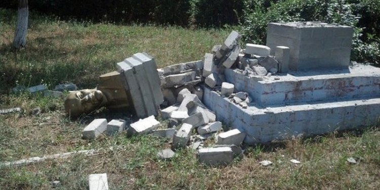 На Николаевщине повалили очередной бюст Ленина