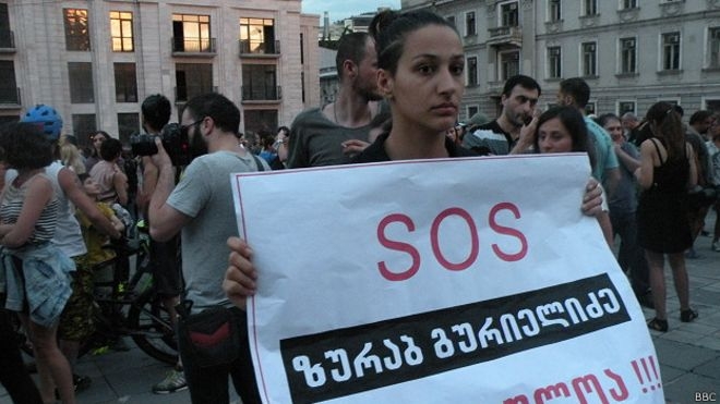 В Тбилиси прошла акция в поддержку директора зоопарка – после того, как сбежавший тигр загрыз мужчину