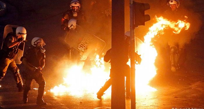Протесты в Афинах переросли в столкновения с полицией