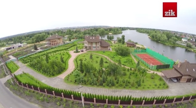 Экс-председатель КРУ построил фамильное гнездо на берегу Киевского моря