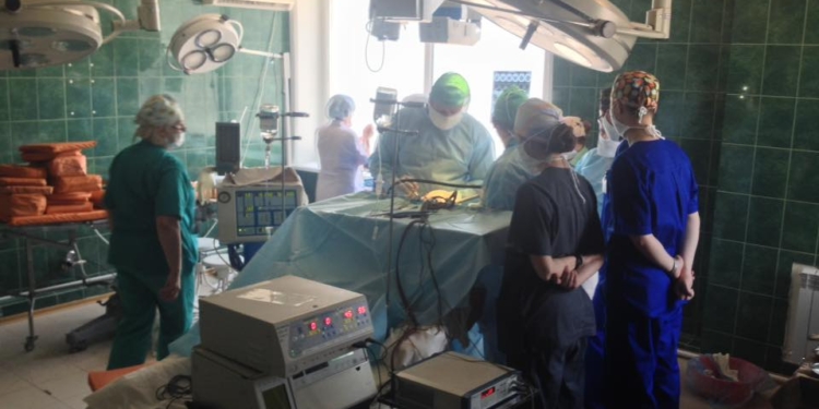 В Николаевской БСМП успешно провели очень сложную операцию по удалению опухоли девочке-переселенке из Луганска