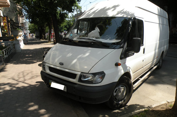 Мастер парковки: водитель «Форда» 30 минут в Николаеве не давал проехать нескольким трамваям