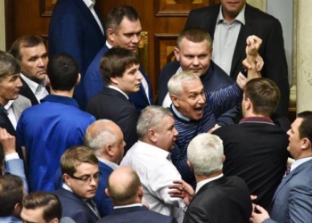 В парламенте произошла драка между Парасюком и Насировым. Николаевские нардепы были рядом, наблюдали, но не вмешивались