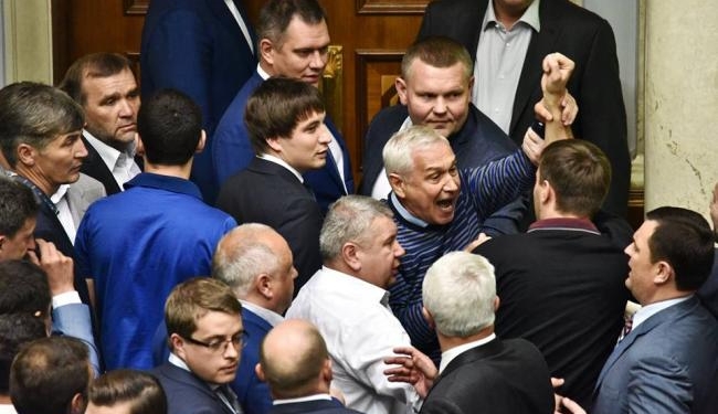 В парламенте произошла драка между Парасюком и Насировым. Николаевские нардепы были рядом, наблюдали, но не вмешивались