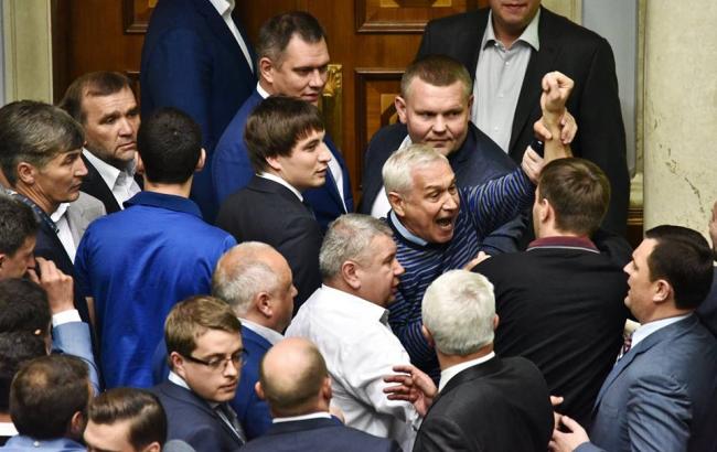 В парламенте произошла драка между Парасюком и Насировым. Николаевские нардепы были рядом, наблюдали, но не вмешивались 1