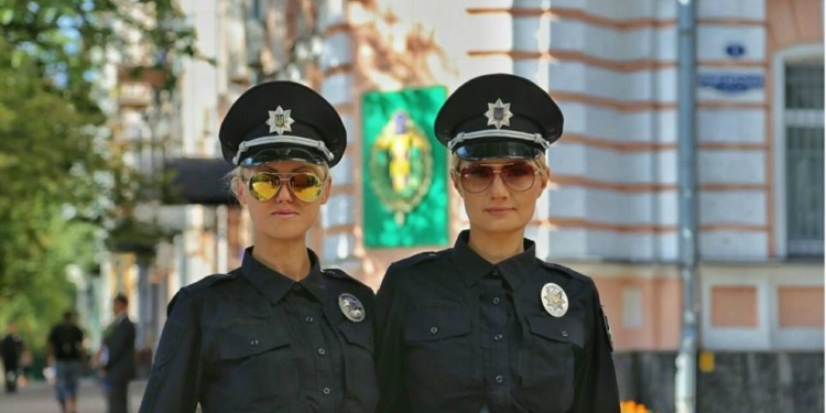 Украину записали в лидеры Европы по количеству девушек-полицейских