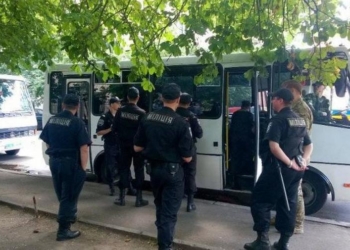 Перед сегодняшним вече на Майдане под офис «Правого сектора» в Киеве пригнали милицию и автозаки