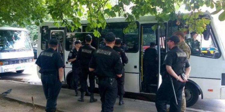 Перед сегодняшним вече на Майдане под офис «Правого сектора» в Киеве пригнали милицию и автозаки