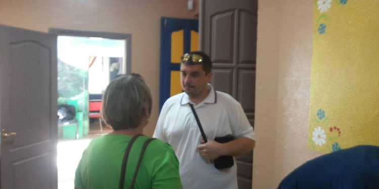 Гражданская сеть “Опора” тоже фиксирует нарушения в Чернигове – фотографирование бюллетеней и раздачу подарков