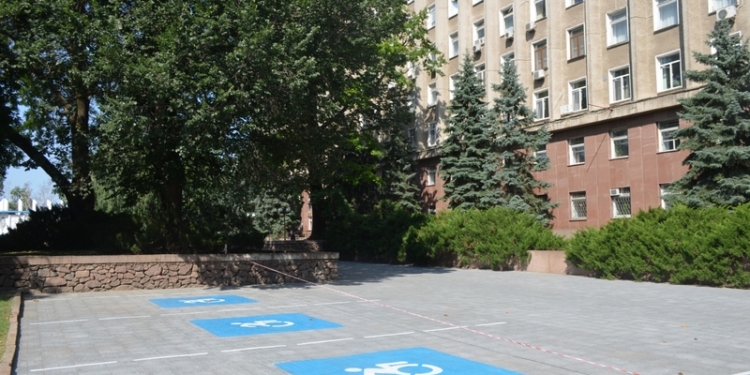 У Николаевской облгосадминистрации появилась парковка для авто людей с особыми потребностями