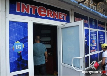 В Николаеве администратор подпольного игорного зала пыталась вырвать камеру у журналиста. Милиция открыла уголовные производства