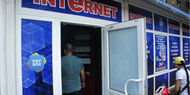 В Николаеве администратор подпольного игорного зала пыталась вырвать камеру у журналиста. Милиция открыла уголовные производства