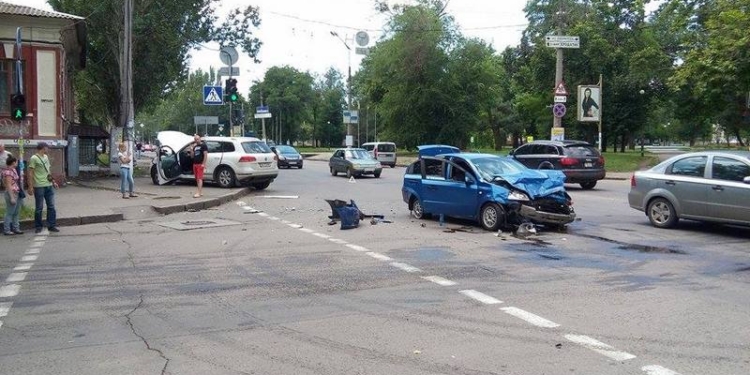 Перед Ингульским мостом не разминулись «Фольксваген» и «Шевроле»: водитель джипа – в больнице