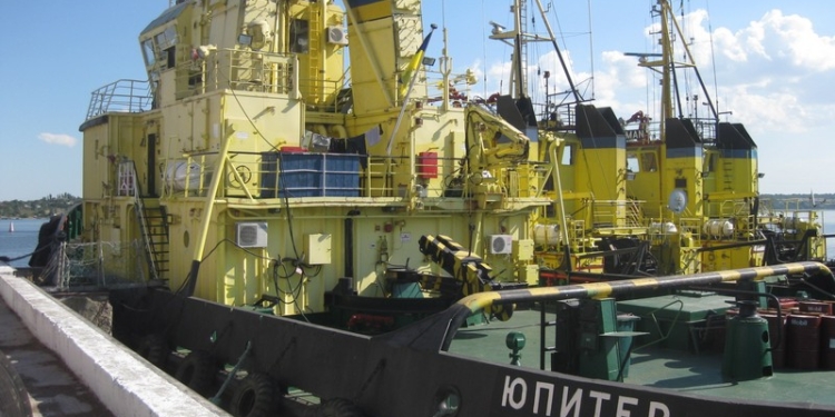 Не нейтральные воды, а скатерть-самобранка: капитан буксира дозаправился там топливом, но николаевские таможенники это заметили