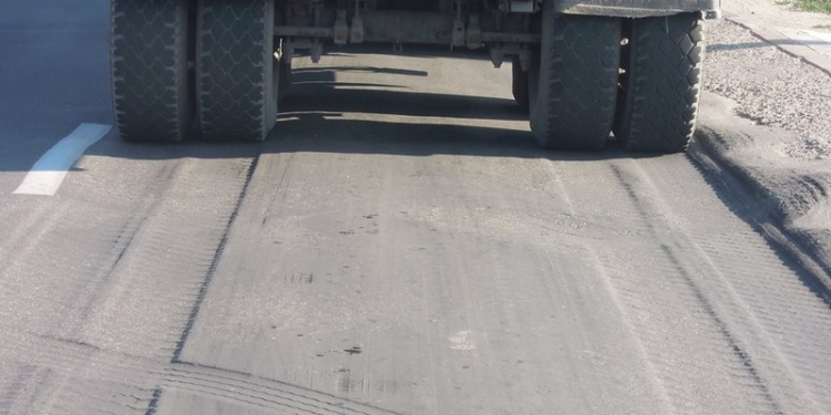 Асфальт плавится, а николаевцы в соцсетях «закипают»: дороги Николаева убивают большегрузы