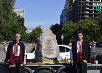 В Николаев привезли символический камень, посвященный Конотопской битве