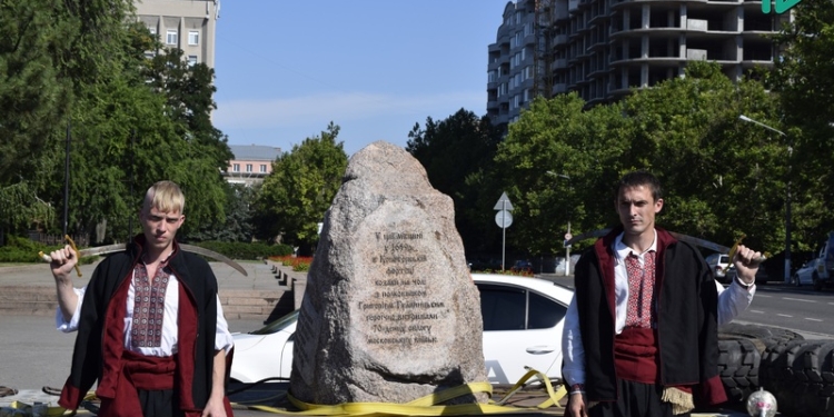 В Николаев привезли символический камень, посвященный Конотопской битве