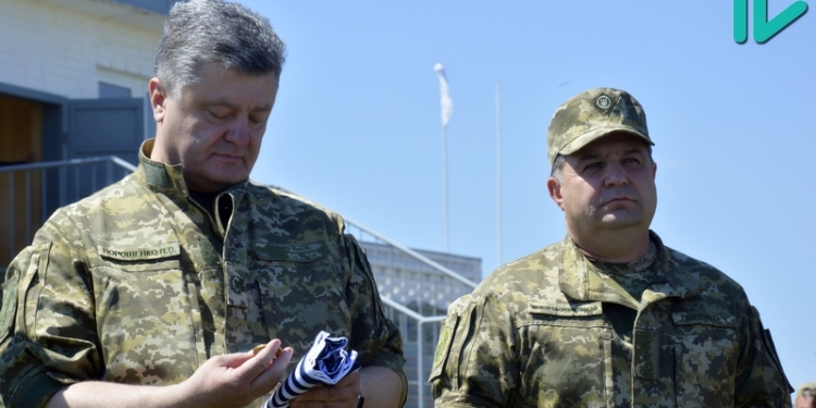 Президент морпехам – технику и награды, они ему – тельняшку: 36-я ОБр прямо с «Широкого Лана» отправилась в зону АТО