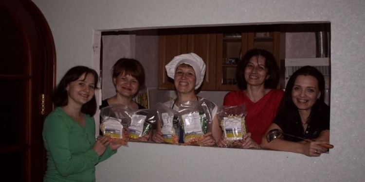 Кулинарная Сотня Николаева приглашает Президента Петра Порошенко в гости – посмотреть, как пакуются сухие борщи на передовую