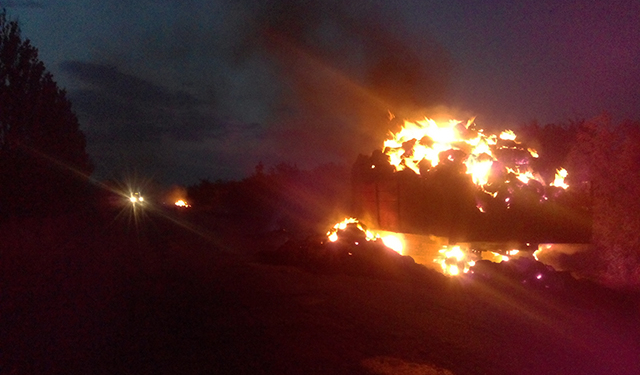 Прямо на дороге сгорел прицеп с соломой – искра попала