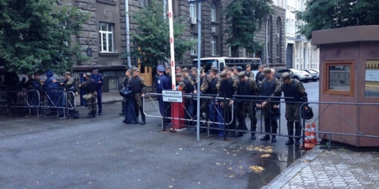 «Правый сектор» пикетирует Администрацию Президента в Киеве