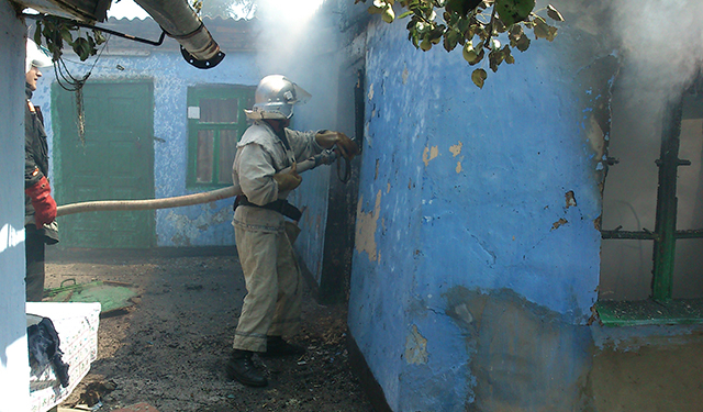 В Очакове на пожаре чуть не взорвался газовый баллон